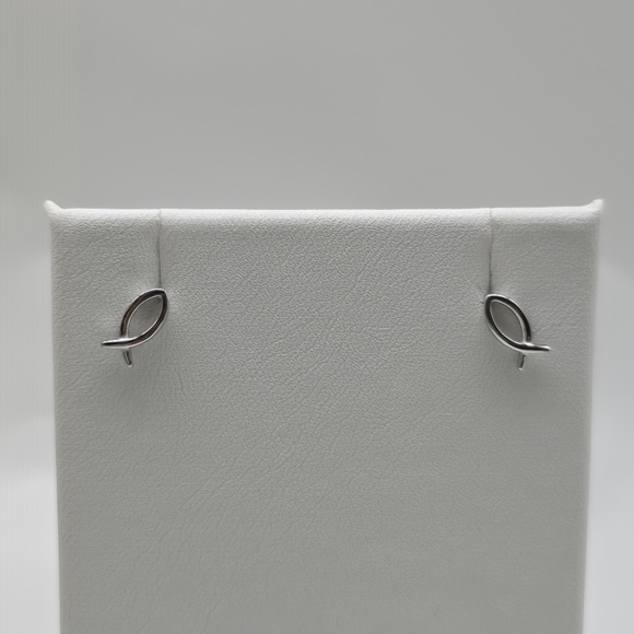 ❤️ CHRISTIAN FISH STUD EARRINGS - Picture 5 of 7